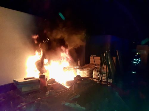 Požár stavebního materiálu zaměstnal hasiče
