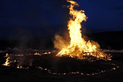 Při opékání buřtů a pálení čarodějnic buďte maximálně opatrní!