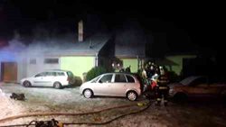 Hasiči při  požáru v rodinném domě zachránili zraněné dítě a další čtyři osoby 
