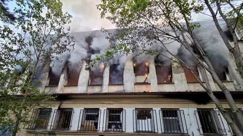 Plameny v opuštěném domě ohrozily lidské životy