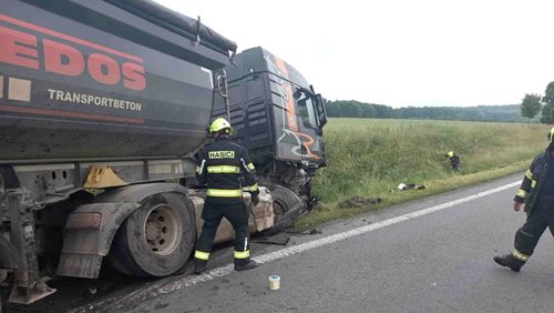 Srážka nákladního a osobního auta uzavřela silnici I/14. Na místě zasahovaly záchranné složky