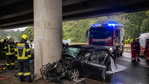 Tragédie na silnici. Auto narazilo do betonového pilíře mostu, řidič nehodu nepřežil