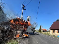 Požáry v akci: Hasiči bojovali s plameny v lese i ve městě