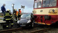 Střet osobního vlaku a automobilu u Senice na Hané. 