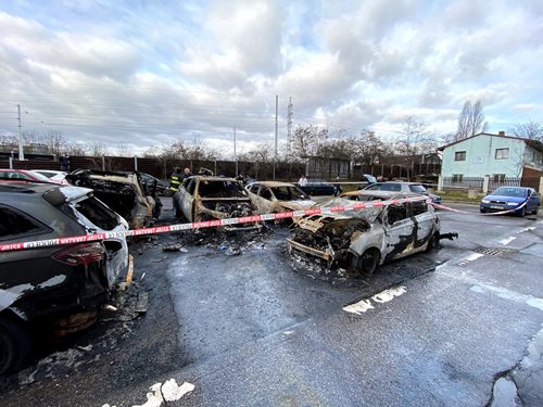 Požár poškodil v Praze 9 několik vozidel, plameny hasiči lokalizovali za několik minut