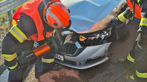 Střet osobního auta s nákladním vozem u D49. Zraněného řidiče vyprostili hasiči