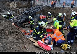 Na stavbě v Praze 5 došlo k zavalení dělníka vrtnou soupravou
