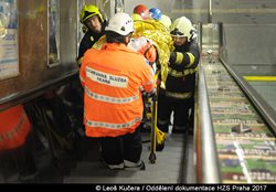 Hasiči vyprostili ženu, která spadla pod soupravu metra ve stanici I. P. Pavlova