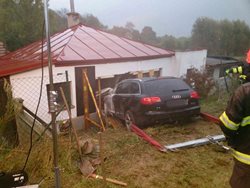 Audi se při nehodě probouralo až do obývacího pokoje
