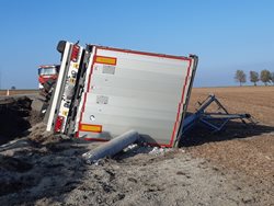 Šest hodin komplikovala dopravní situaci nehoda kamionu na hlavním tahu