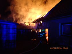 V obci Poličná na Vsetínsku plameny pohltily stodolu