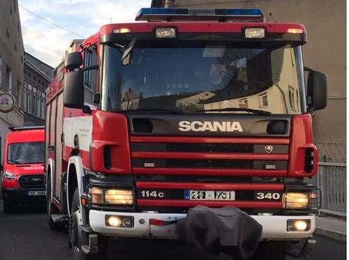 Požár bytu zaměstnal sedm jednotek, hasiči zachránili osoby