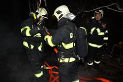 Hořela chalupa, prázdný dům a auto