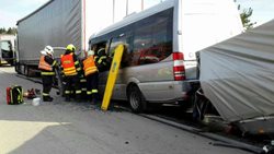 Vyproštění řidiče mikrobusu po vážné dopravní nehodě bylo velmi náročné