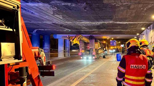 Kamion uvázl pod železničním mostem. Nepomohl zatím ani speciální vyprošťovací tank