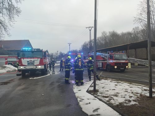V Josefově hořel přístřešek u výrobní haly