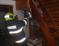 Požár v chatě v Rusavě se snažili uhasit nájemci hasicím přístrojem.