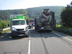 Nehoda nákladních aut zablokovala na Vsetínsku komunikaci