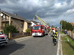 Sedm jednotek hasičů likvidovalo požár rodinného domu