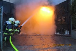 Při požáru garáže hasiči nalezli svařovací agregáty. Plameny zdolaly čtyři jednotky