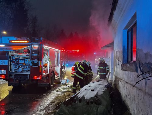 Požár v domě odhalil vážné selhání: Hasiči zachránili člověka i zvířata