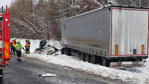 Střet s nákladním vozidlem uvěznil osoby v osobním voze, hasiči je vyprostili