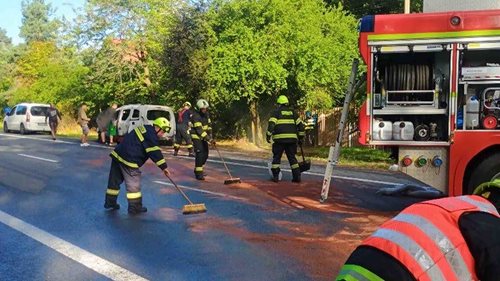Auto zachvátily plameny a celé shořelo. Škoda dosáhla 130 tisíc korun