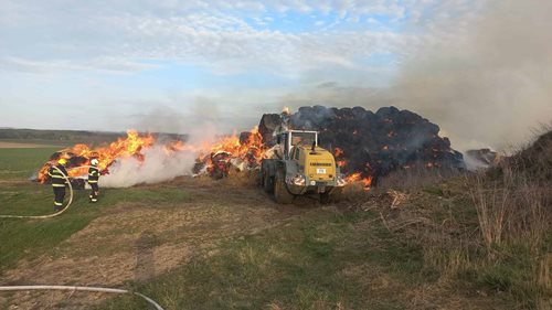 Požár stohu zaměstnal hasiče na dlouhé hodiny
