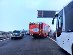 Čtyři desítky aut havarovaly na D1
