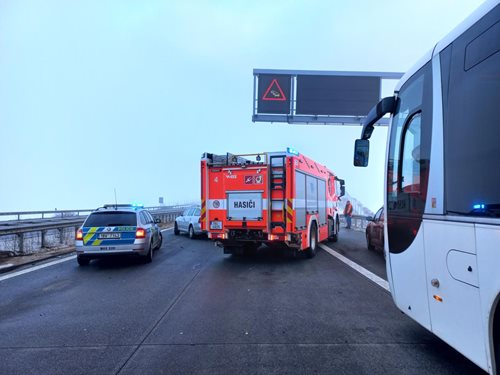 Čtyři desítky aut havarovaly na D1