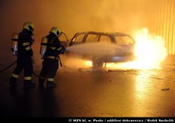Požár auta u hotelu Hilton v Praze