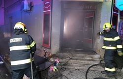 Pravděpodobně porušená izolace na prodlužovacím kabelu způsobila zkrat a následně požár prodejny