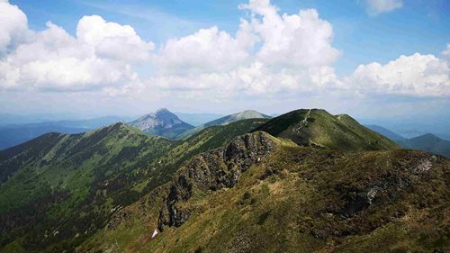 Závodník během triatlonu upadl do bezvědomí. Pomáhali mu horští záchranáři