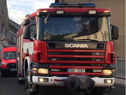 Noční požár bytu ohrozil životy devíti lidí