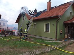 Soused zachránil ženu s dítětem, hasiči bojovali s plameny