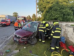Čelní srážka u Smečna zaměstnala hasiče i záchranáře