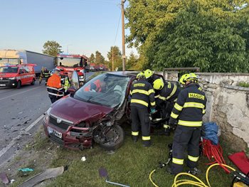 Čelní srážka u Smečna zaměstnala hasiče i záchranáře