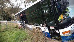 Hasiči na Benešovsku zachránili 19 osob z nakloněného autobusu