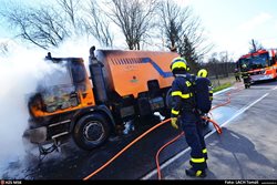 Čtyři jednotky hasičů likvidovaly požár zametacího vozu v Horních Datyních, plameny napáchaly škodu za 100 tisíc korun