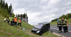 Nehoda jednoho auta zavřela silnici D6 u Kynšperka. Hasiči a policisté poskytli po nehodě krizovou intervenci čtyřem dětem  