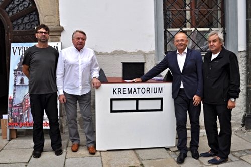 Úderem deváté hodiny večerní v sobotu 26.srpna 2017 na náměstí v Pelhřimově vzplane a nenávratně shoří krematorium i s vašim problémem, bolístkou nebo trápením.