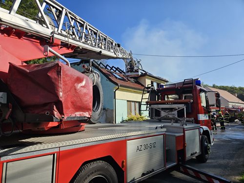 Plameny pohltily rodinný dům, škody se vyšplhaly do milionů