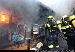 Požár neobydleného domu ve Vršovicích likvidovaly tři jednotky hasičů