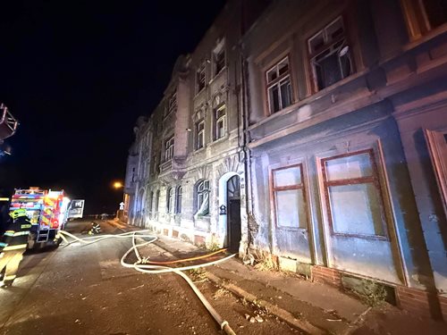 Požár střechy domu v Duchcově: Hasiči zachránili obyvatele i vozíčkáře