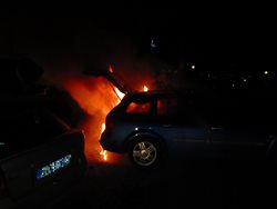 Osobní automobil začal hořet během parkování.