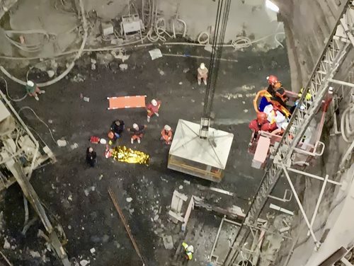 Hasiči zachránili zraněného dělníka na stavbě