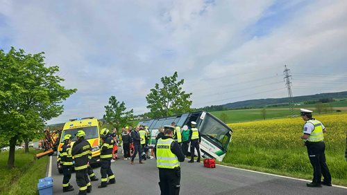 Autobus s dětmi skončil v příkopu. Na místě zasahují všechny složky IZS