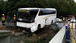 Řidič autobusu u Kuřimi přehlédl objízdnou trasu, projel betonovým bedněním a skončil na staveništi. 