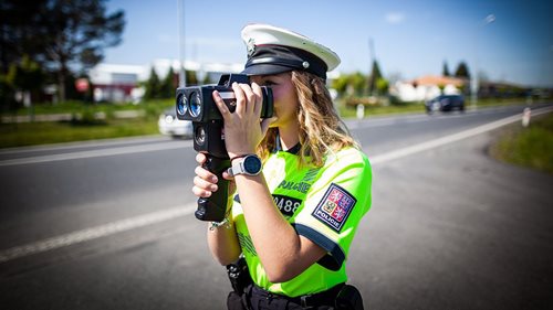Konec prázdnin přinese silnější provoz. Policie chystá kontroly, od září dohlédne také na děti u škol