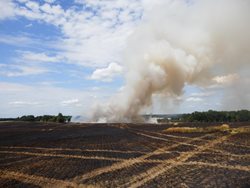 S požárem pole u obce Stříbřec pomohlo letecké hašení